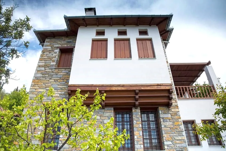 Traditionelles Pelion-Steinhaus mit Außenverkleidung — PelionStones.gr