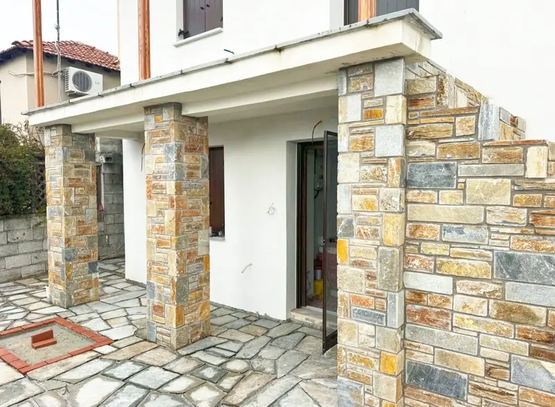 Eingang mit Pelion-Steinsäulen und Flagstone-Terrasse