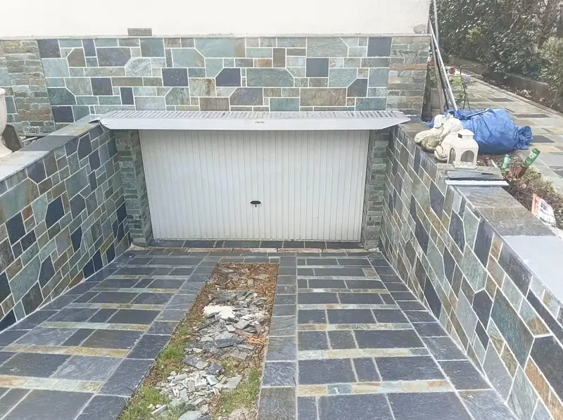 Garageneinfahrt mit grün-grauer Pelion-Steinverkleidung