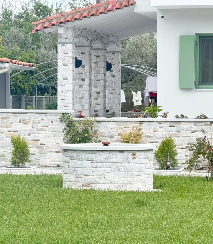 Gartenbrunnen, Stützmauer und Veranda-Pfeiler aus Pelion Stein