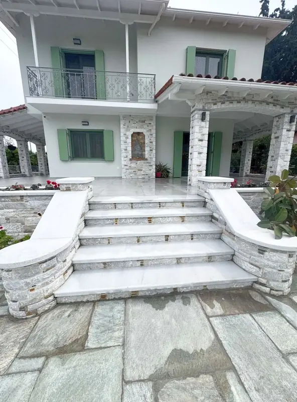 Hauseingang mit Pelion-Steintreppe, Pfeilern und Flagstone-Boden