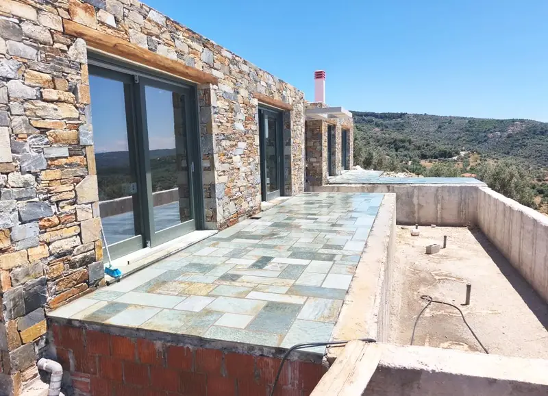 Modernes Haus mit grüner Pelion-Schieferverkleidung und Terrasse