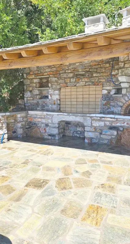 Pelion Stein Außenküche und Kamin mit Flagstone-Terrasse