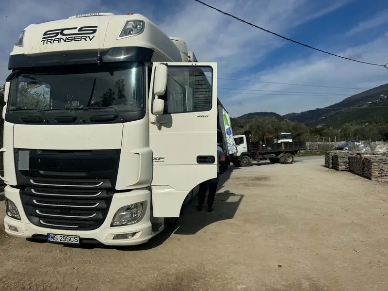Palettenlieferung per Lkw vom Pelion-Steinlager