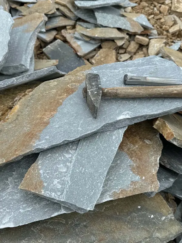 Rohe Pelion-Flagstone-Platten mit Hammer und Meißel