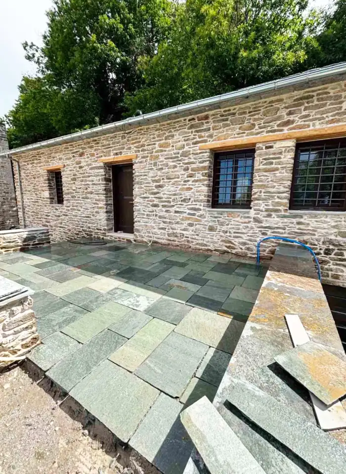 Traditionelle Hauswand und grüne Pelion-Schieferterrasse