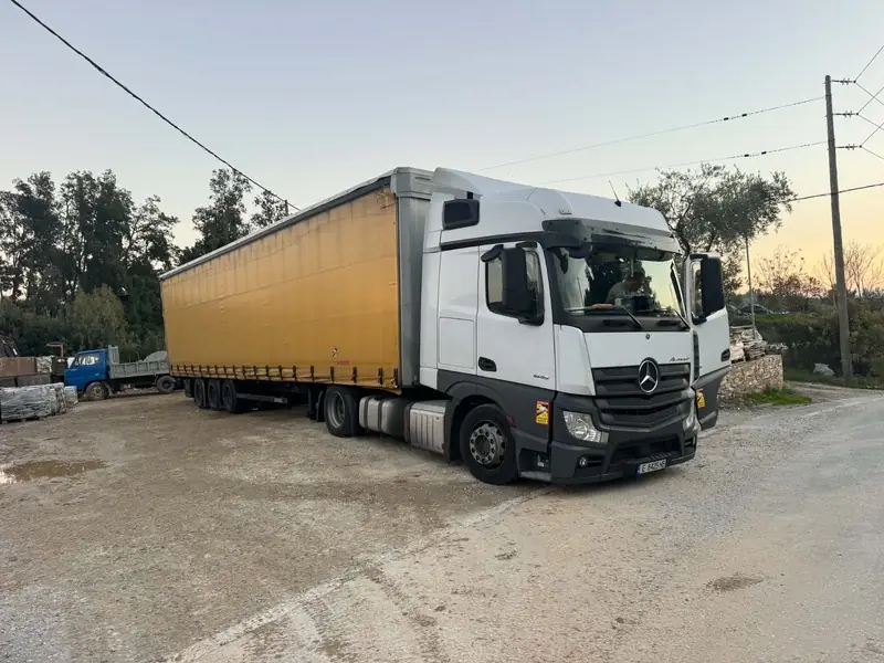 Großhandels-Lkw beladen mit Pelion Stein