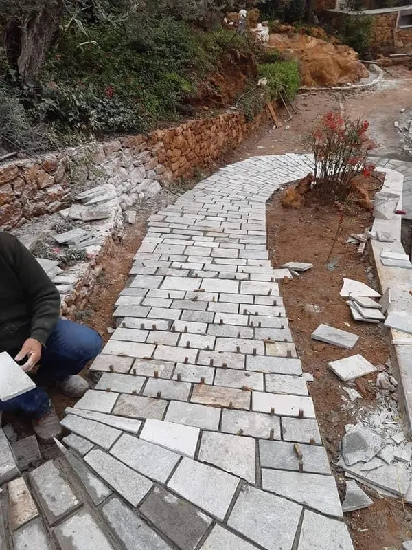 Curved grey Flagstone-Weg ochre Stützmauer — PelionStones.gr