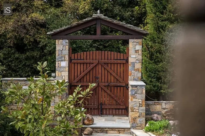 Garden gate ocker-grau pillars Schieferdach — PelionStones.gr