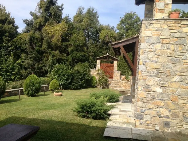 Garden lawn Flagstone-Weg ochre villa cladding — PelionStones.gr