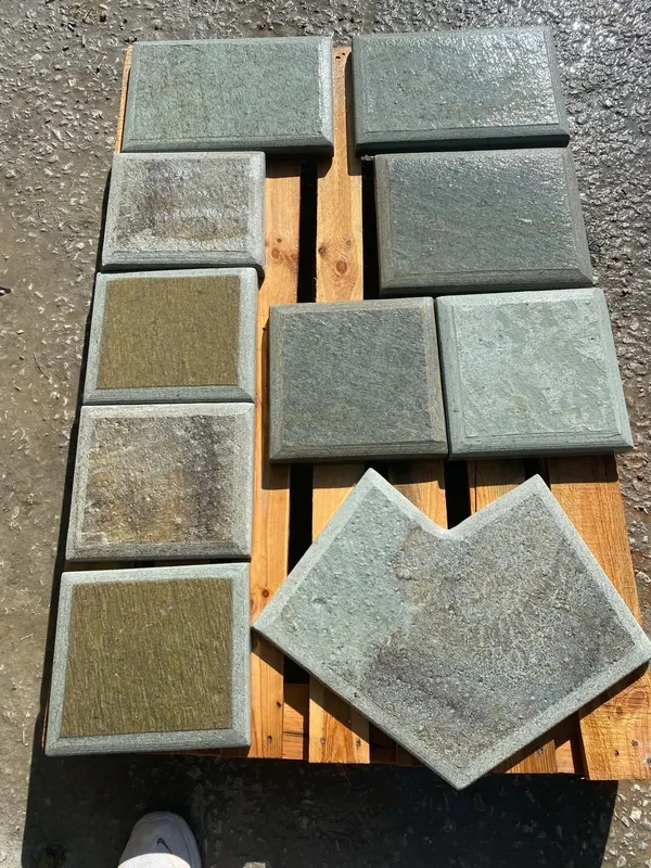 Grün-graue quadratische Steinplatten auf Palette im Steinhof — PelionStones.gr