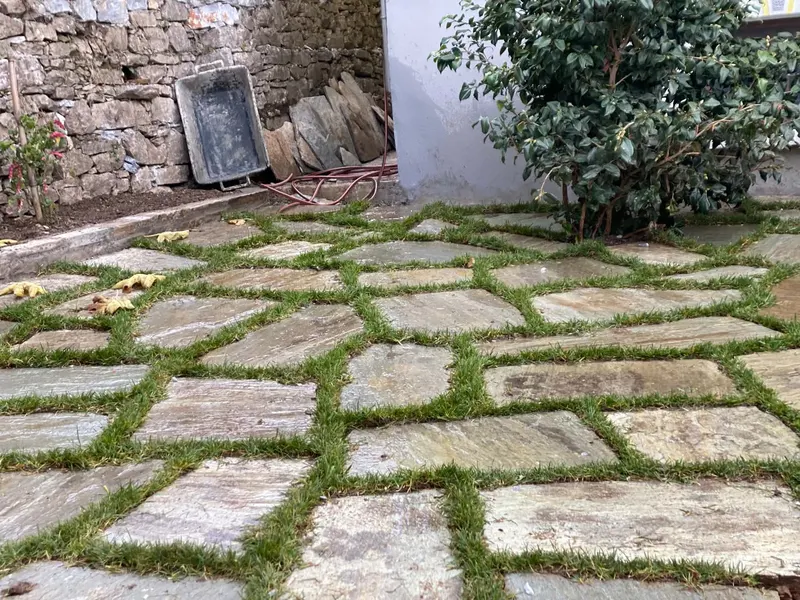 Green slate Flagstone-Terrasse Grasfugen Stützmauer — PelionStones.gr