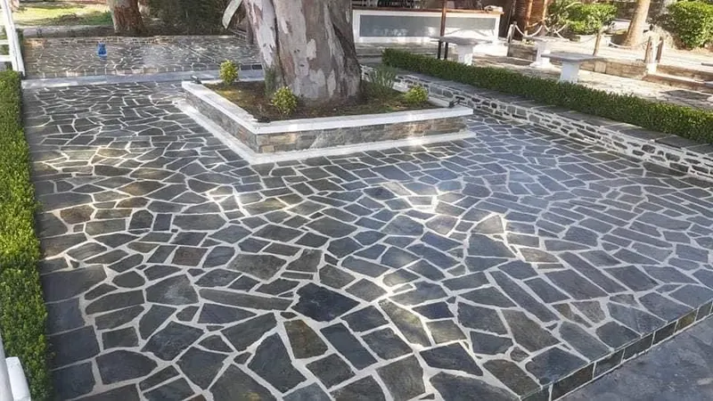 Grey Flagstone-Terrasse ochre clad tree planter — PelionStones.gr