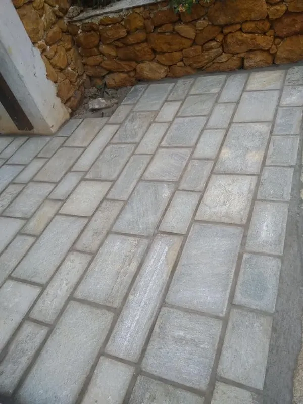 Grey Flagstone-Terrasse ocker-rost Stützmauer — PelionStones.gr