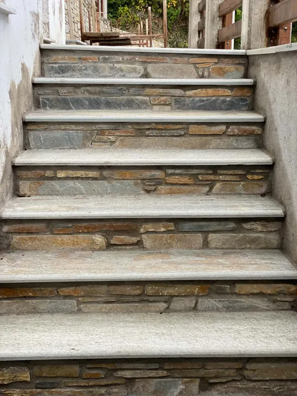 Grey Flagstone-Treppe ocker-rost cladding risers — PelionStones.gr