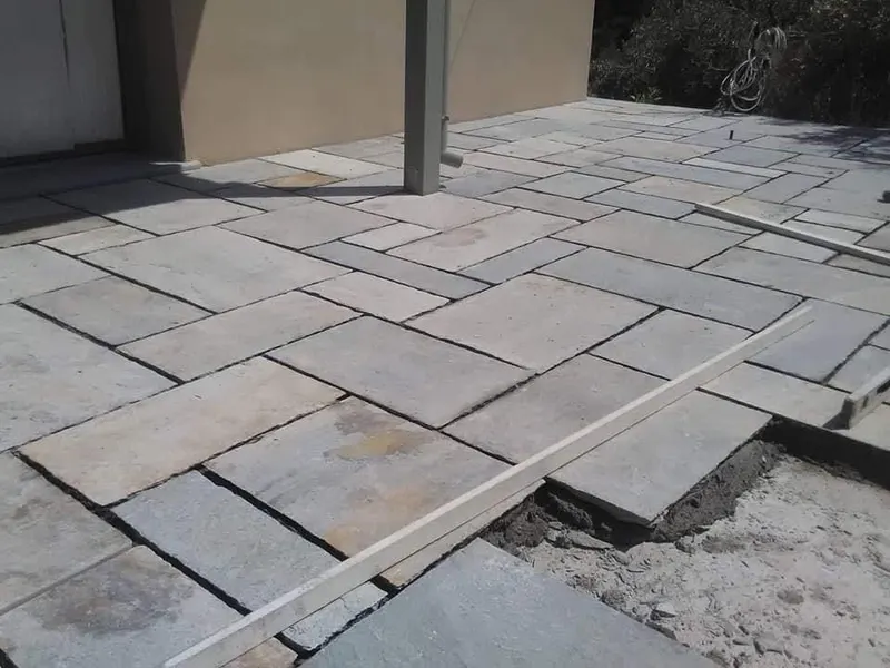Grey ochre Flagstone-Terrasse slabs im Bau — PelionStones.gr