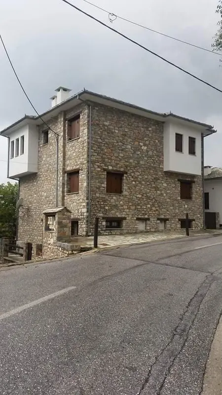 Grey ocker-rost villa building stone Schieferdach — PelionStones.gr