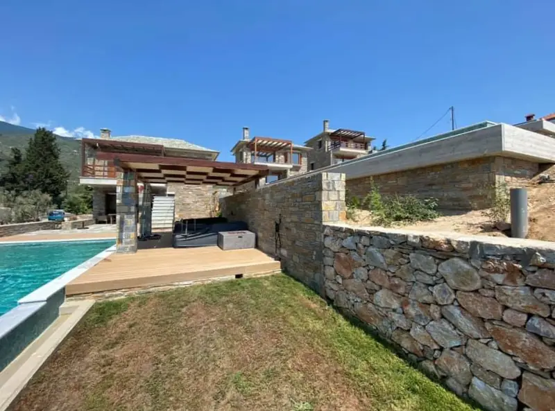 Villa mit Pelion-Steinwänden und Pool — PelionStones.gr