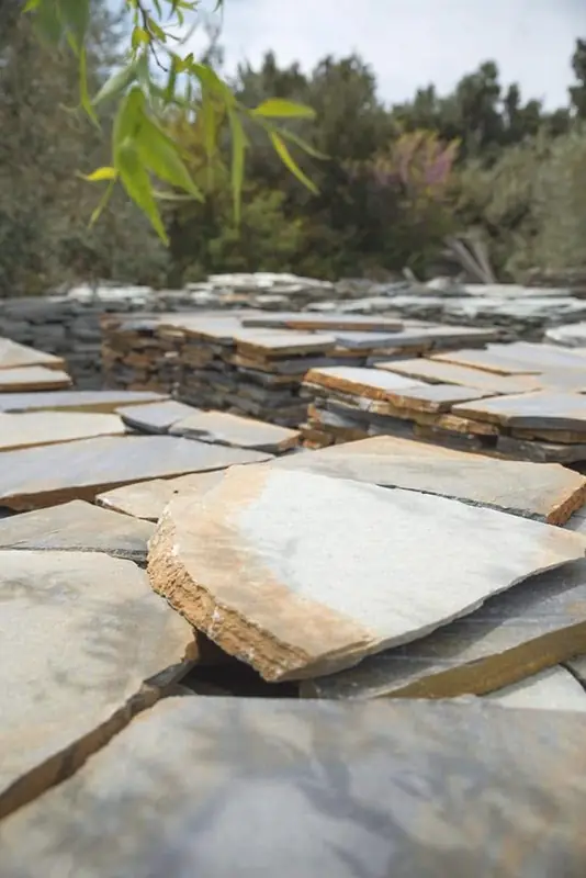 Große Pelion Natursteinplatten gestapelt im Steinlager — PelionStones.gr