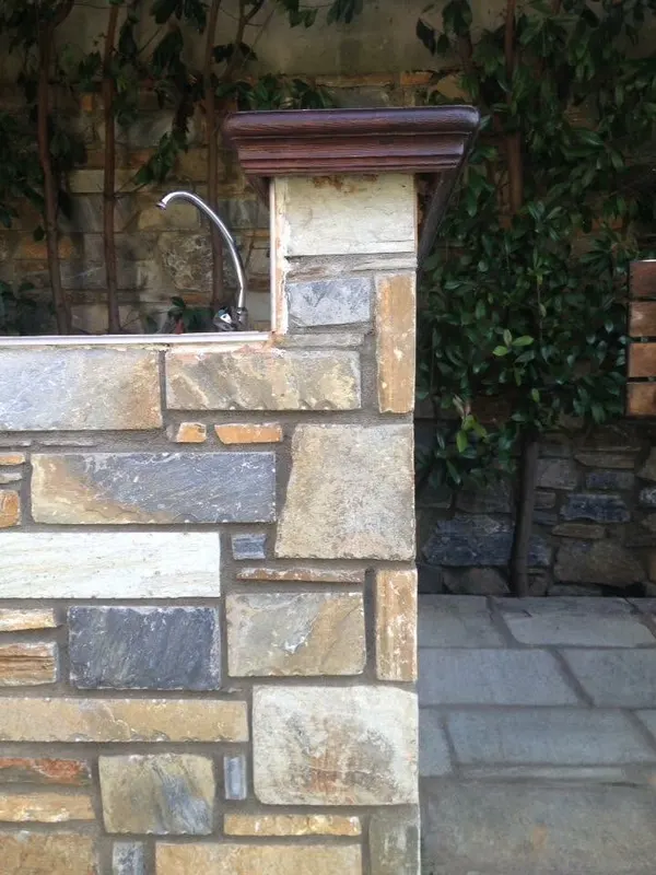 Ochre grey Außenküche pillar Flagstone-Terrasse — PelionStones.gr