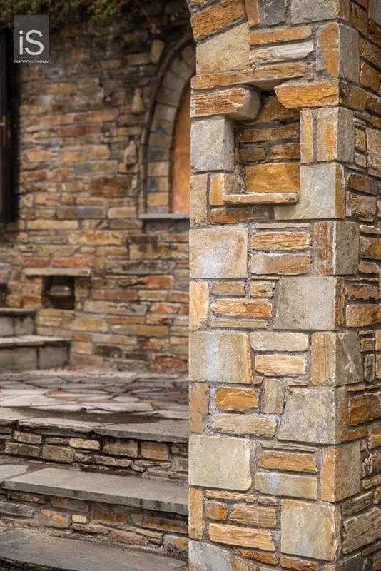 Ochre grey rust pillar Flagstone-Treppe Bogenfenster — PelionStones.gr