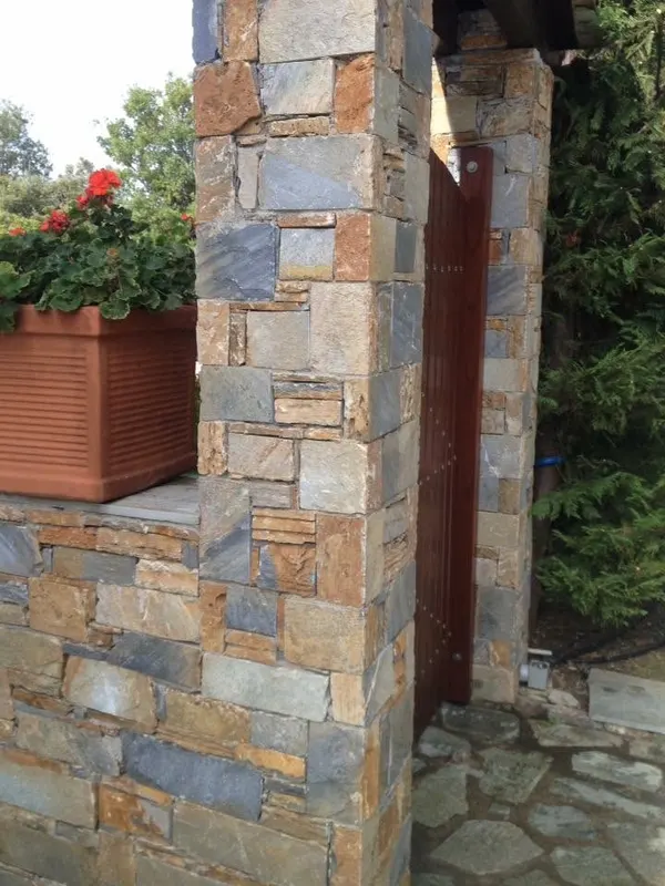 Ochre grey rust pillars flagstone Eingangstor — PelionStones.gr