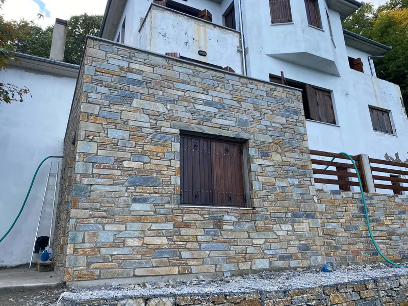 Ochre grey villa cladding gabion Stützmauer — PelionStones.gr
