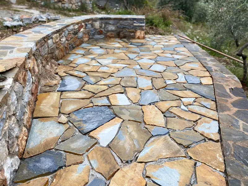 Ochre rust Flagstone-Terrasse curved Stützmauer — PelionStones.gr