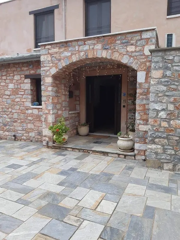 Ochre rust stone arch grey Flagstone-Terrasse — PelionStones.gr