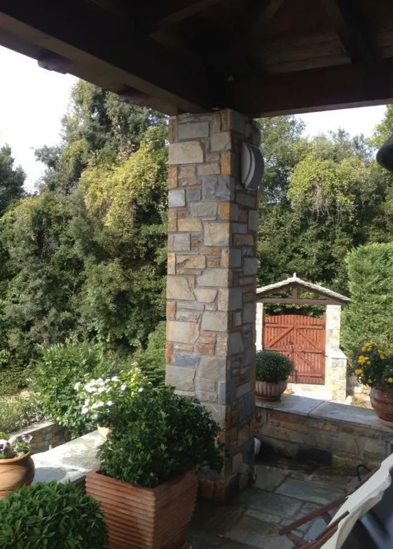 Ochre Steinpfeiler grey Flagstone-Terrasse garden — PelionStones.gr
