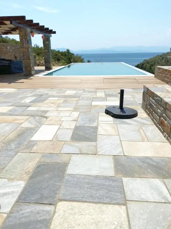 Pelion Steinterrasse mit Infinity-Pool und Meerblick — PelionStones.gr
