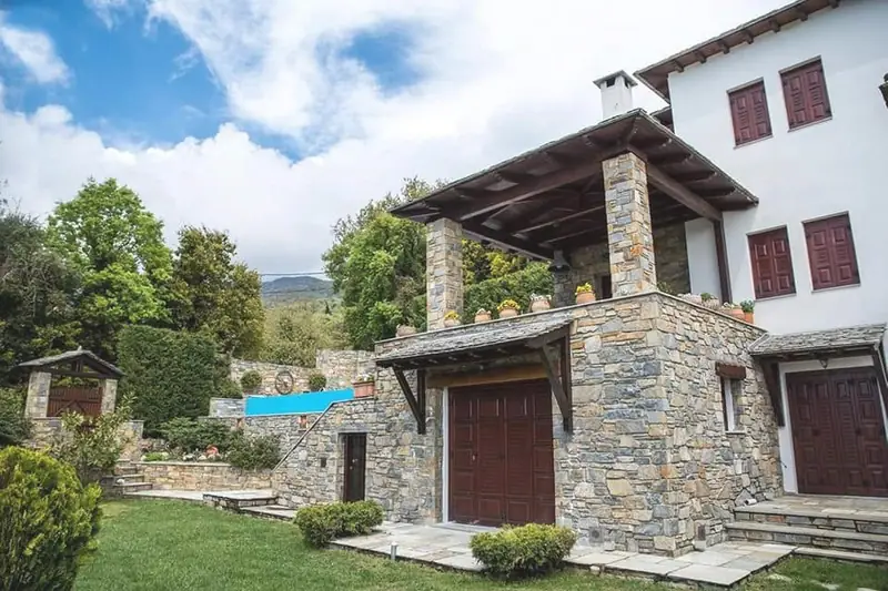 Pelion-Steinpfeiler und Terrasse mit Pool — PelionStones.gr