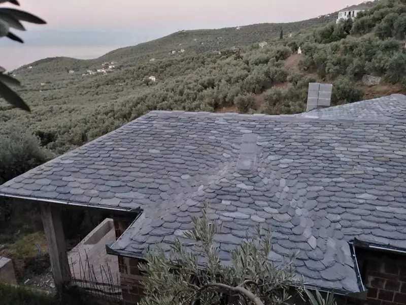 Traditionelle Pelion-Schieferdachplatten mit Meerblick — PelionStones.gr