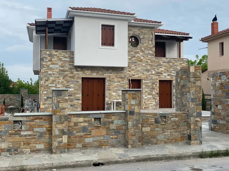 Villa ocker-rost cladding Steinpfeiler Einfriedungsmauer — PelionStones.gr