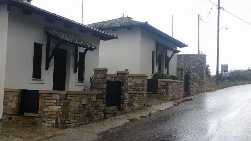 White villas grey Schieferdachs ochre Steinpfeiler — PelionStones.gr