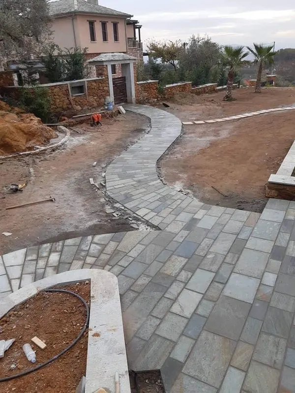 Winding Flagstone-Weg patio ochre Stützmauers — PelionStones.gr