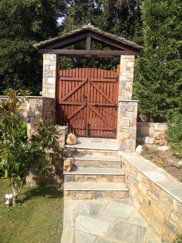 Wooden gate ocker-grau pillars Schieferdach stairs — PelionStones.gr